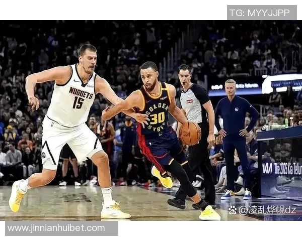 库里谈背靠背赛程挑战称球队在与掘金的较量中展现拼搏精神